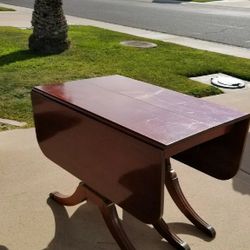 Beautiful Mahogany Dropleaf Table With 2 Extension Leaves 