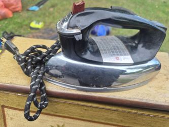VINTAGE GENERAL ELECTRIC STEAM IRON.