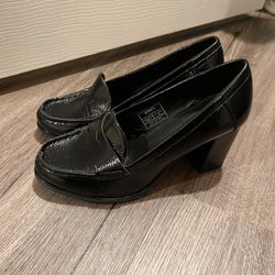 Jones New York Heeled Patent Leather Loafers. Women Size 6M. Black.