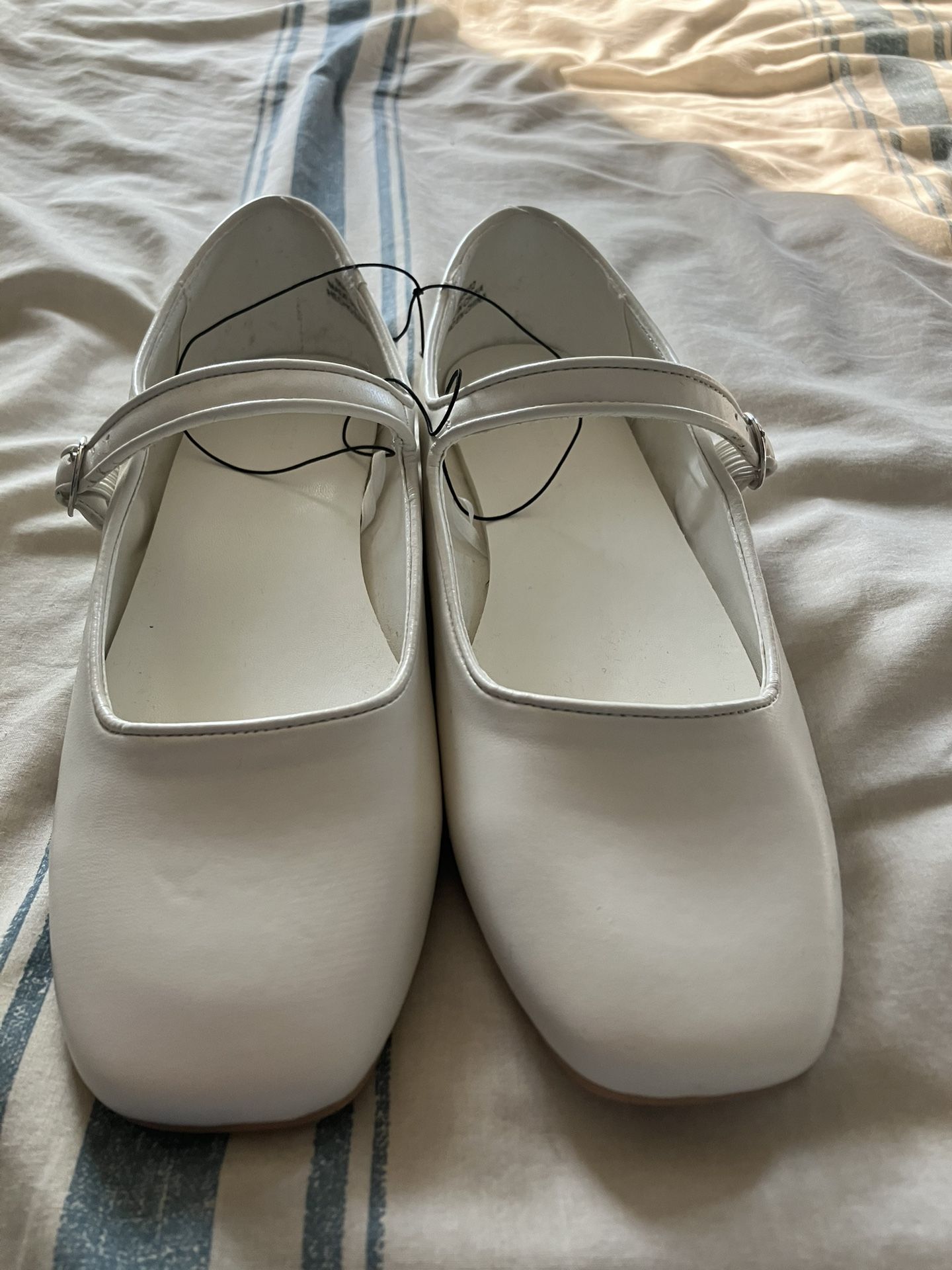 Women’s White Flat Shoes Size 7