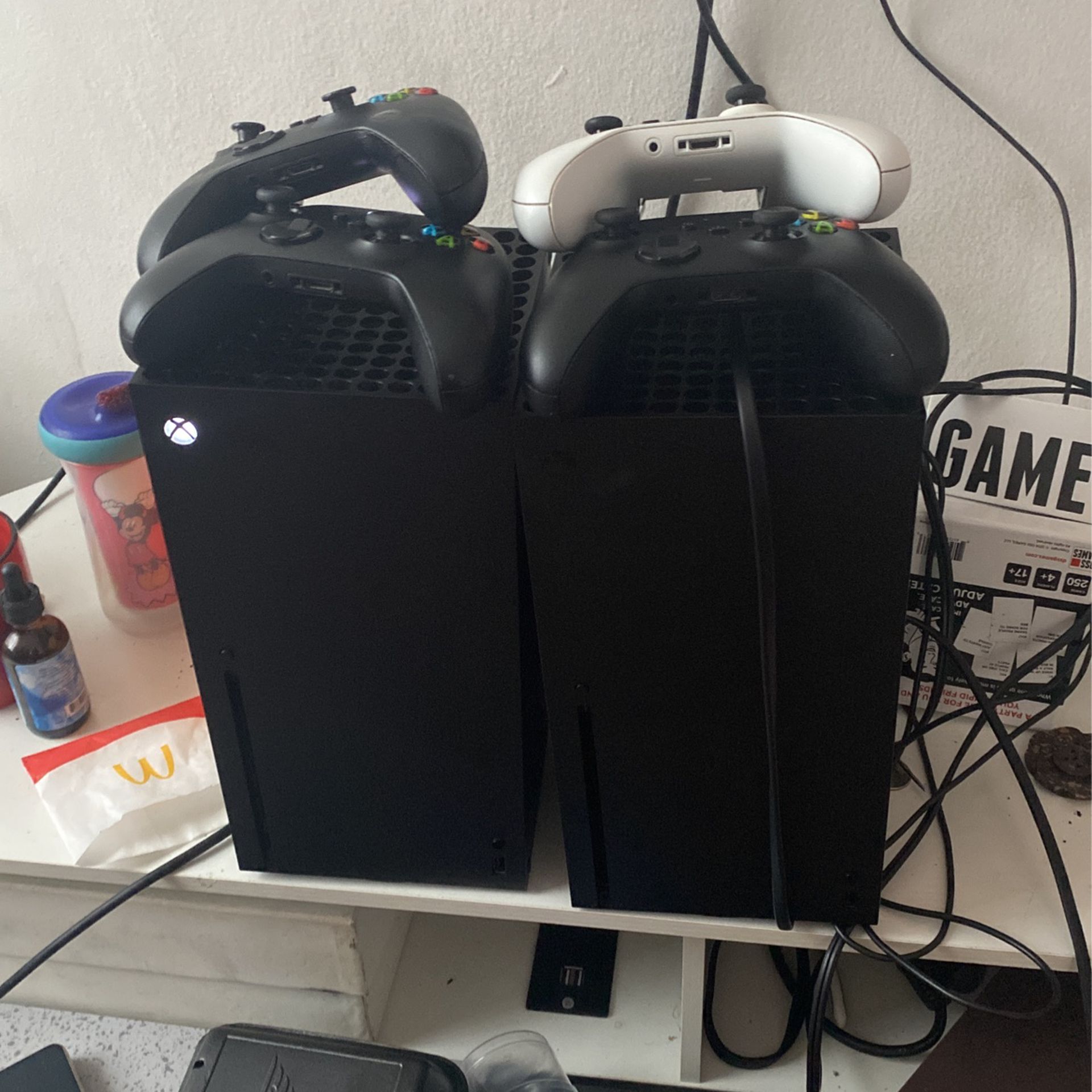 2 Xbox Series 4 Controllers 