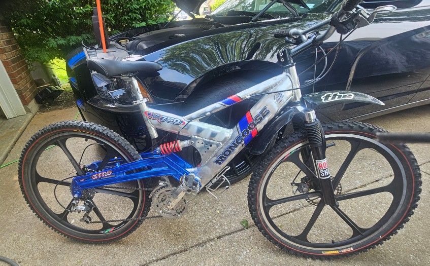Mongoose XR750 Full suspension Down hill Mountain Bike. Front and rear Disc Brakes. Aluminum Alloy frame. Teny Alloy wheels, New Maxxis 26x2.35 Tires.