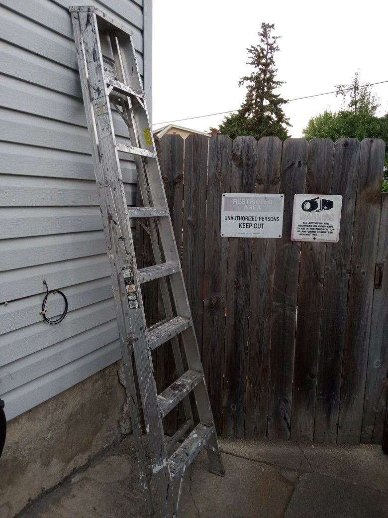 Aluminum 8 Ft Step Ladder - 225 Lb Weight Capacity