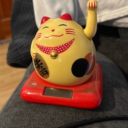 Solar Waving Cat
