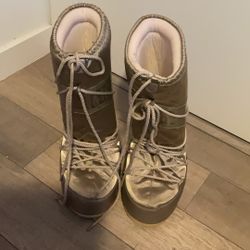 Gold cream Moon Boots