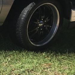 22s chevy 6 lugs for sale only , Tires 265-40-R22 2 tires has like 70% and 2 50%