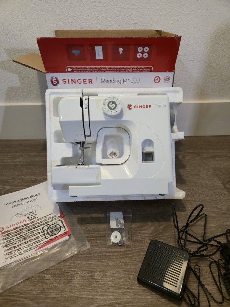 Singer M1000 Sewing Machine [LIKE NEW]