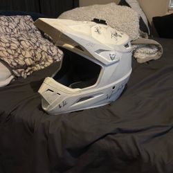 ANSWER white Youth Large helmet DOT approved