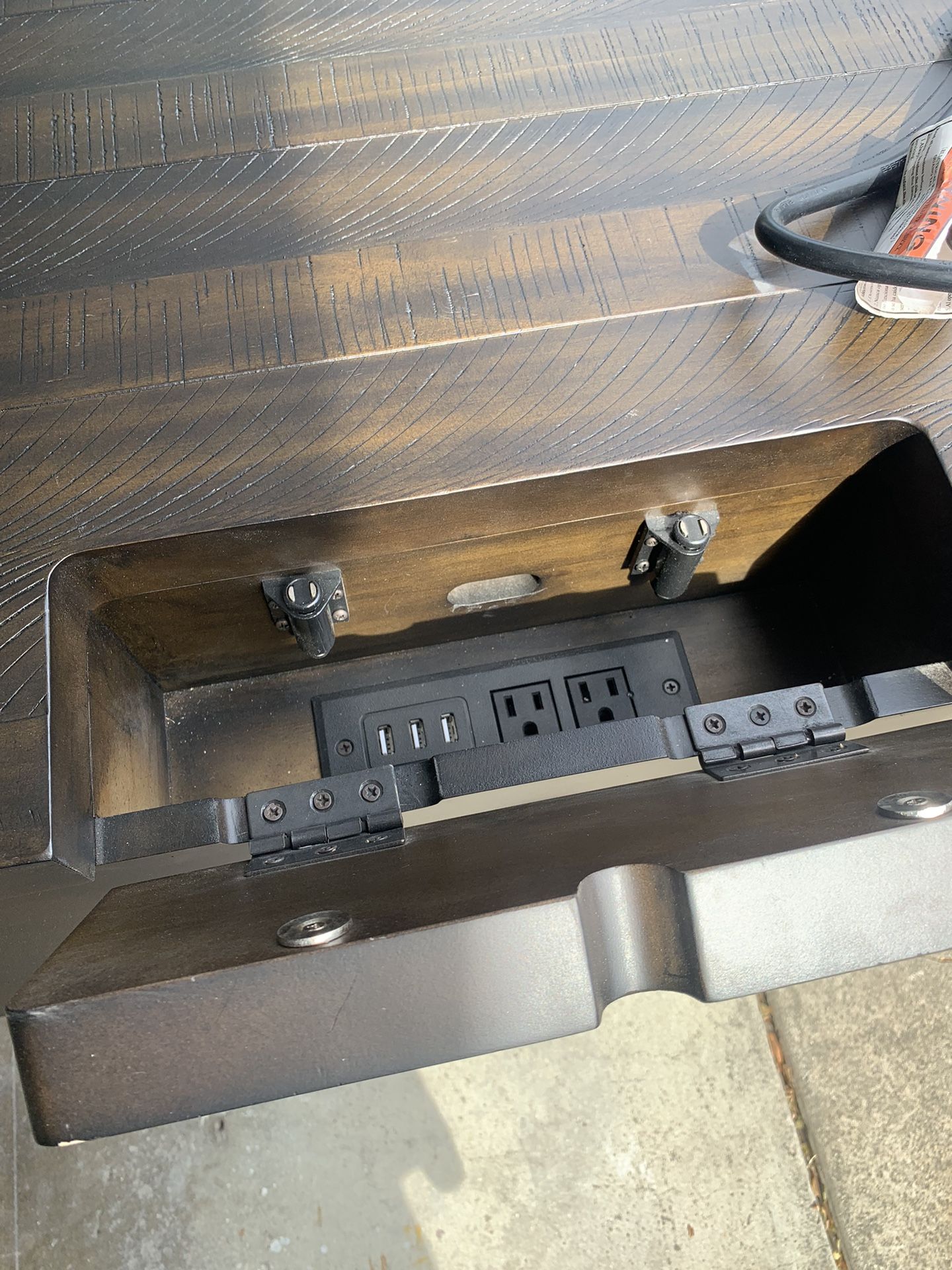 Mesa Para Computadora Con Conectores Para Celular Buena Madera