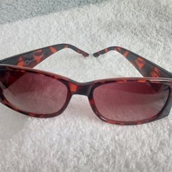 WOMANS SUNSHADES SUNGLASSES WITH SOFT CASE $6
