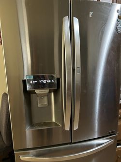 LG 28 Cu. Ft. French Door Refrigerator – Excellent Condition