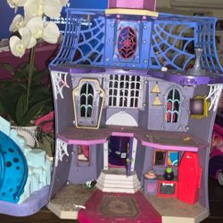 Rare hard to find Vampirina castle Disney Junior collectible piece needs a good cleaning has been sitting in the garage for a while no accessories or 