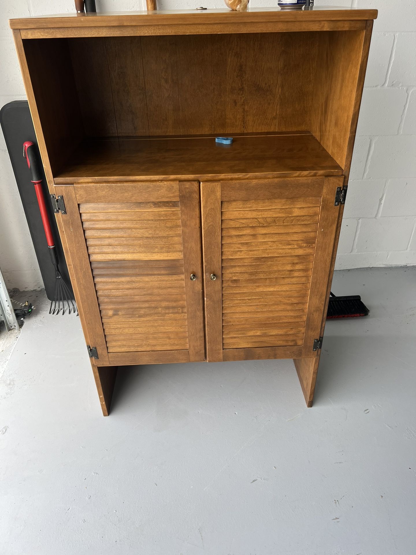 Antique Ethan Allen Nutmeg Heirloom Dresser Top Shelf TV Cabinet