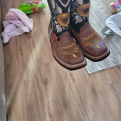 Kids Girls boots size 8