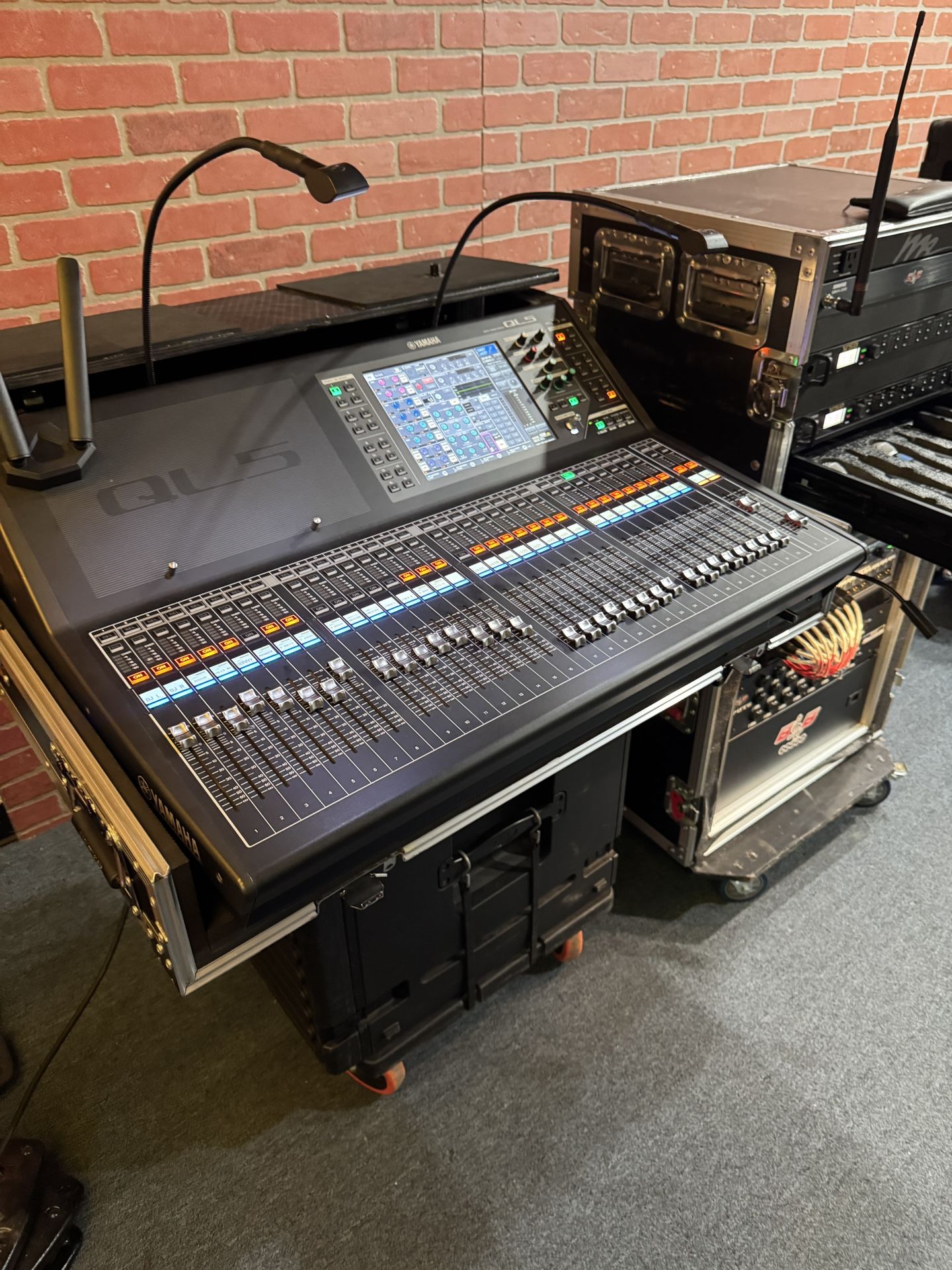 Yamaha QL5 with Road case.