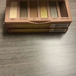 Urban Decay Naked Foxy Mini Eyeshadow Palette. 