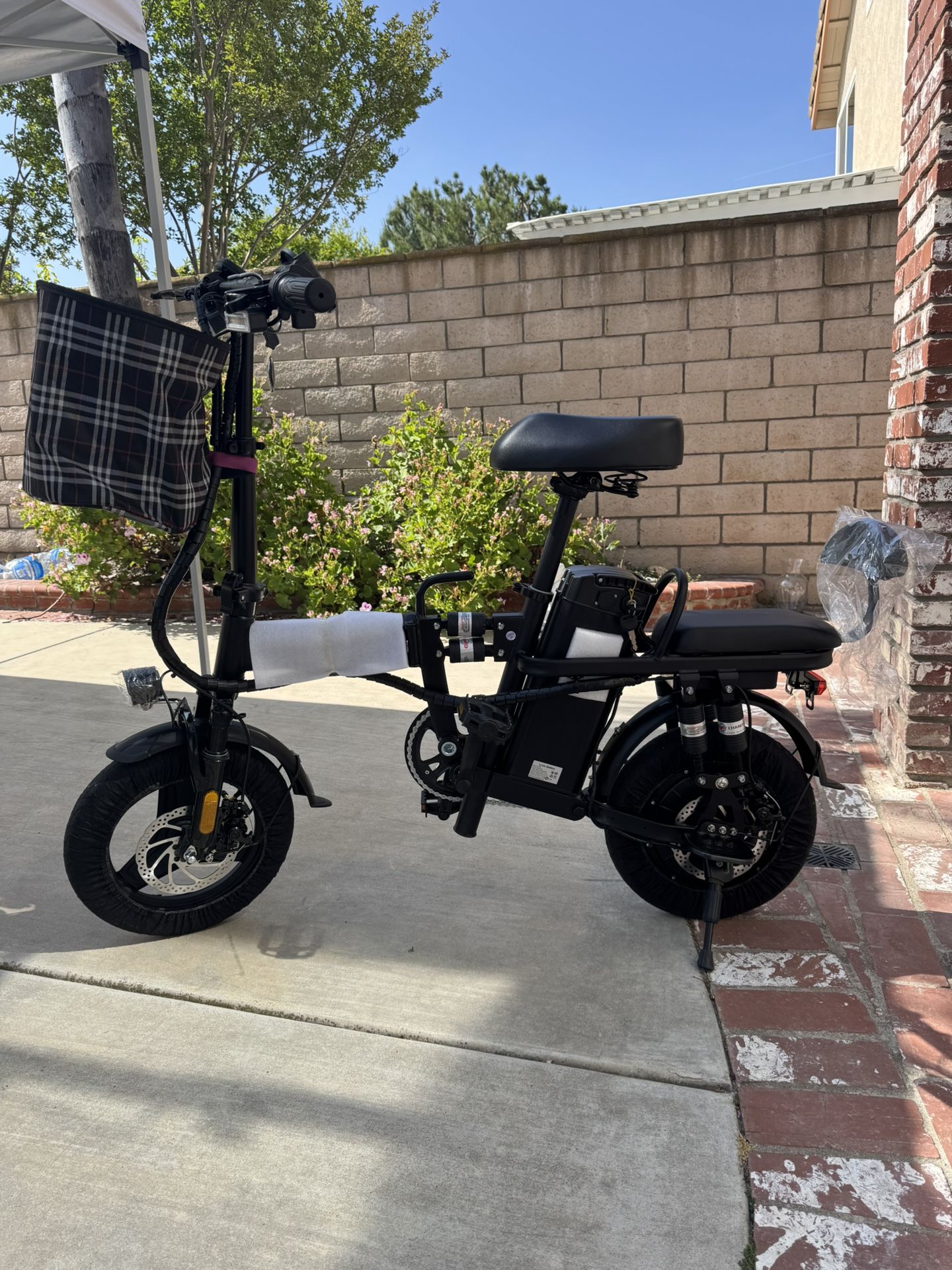 Folding electric bicycle