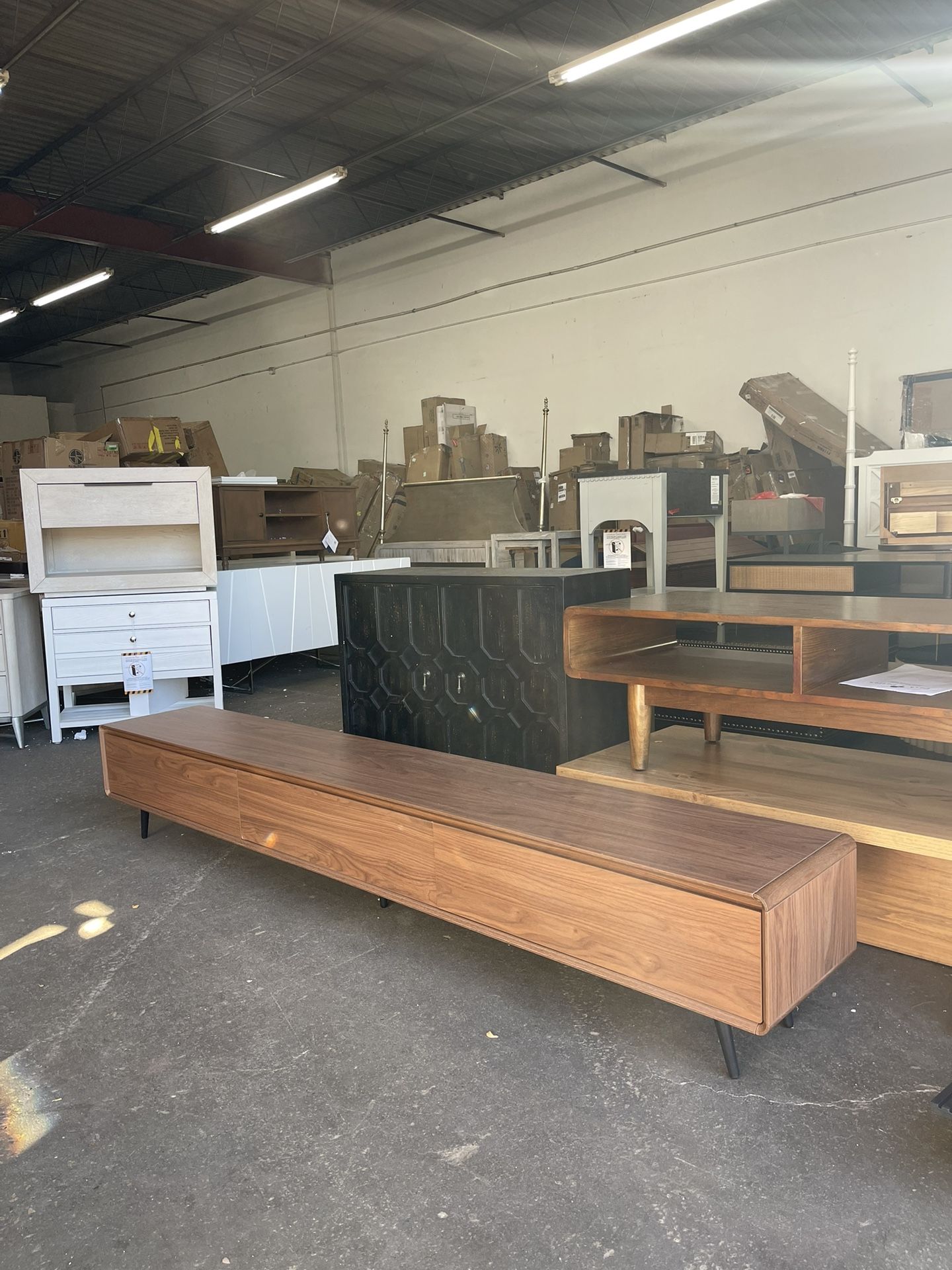 Minimilist Mid-Century Modern Tv Console with 3 Drawers, Walnut