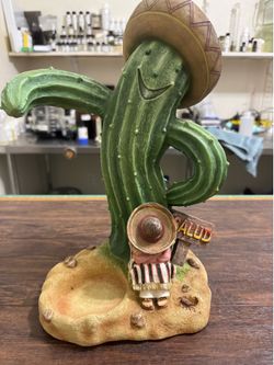 VTG 2006 Anthropomorphic Saguaro Cactus Resin Wine Bottle Holder Figurine - "Salud" Sombrero Siesta