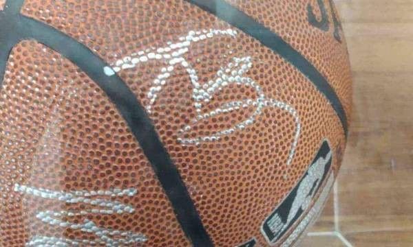 Kobe Bryant signed basketball and the entire Lakers 2010-11 team.

This ball comes with a REAL,detailed certificate/letter of authenticity from the LA