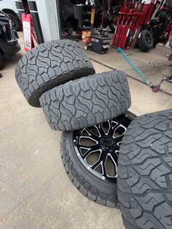 24” Hardrock Wheels + 35” Venom Power Tires – Set of 5