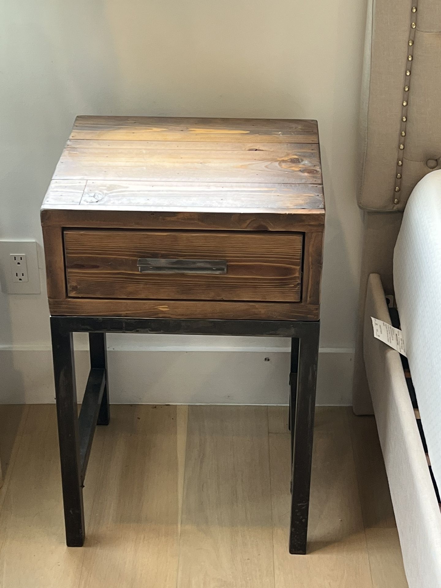 2 Wood Nightstands 