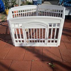 Plastic 6 Panel Dog Fence/gate Excellent Condition