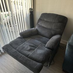 Like-New Recliner – Great Condition ($200)