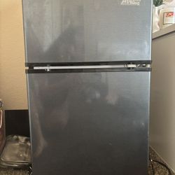 Mini fridge with freezer