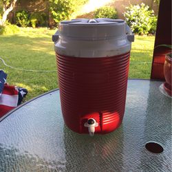 Rubbermaid 2 gallon Beverage cooler jug
