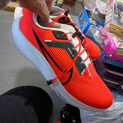 Nike Pegasus 40 Man Sneaker Size 10