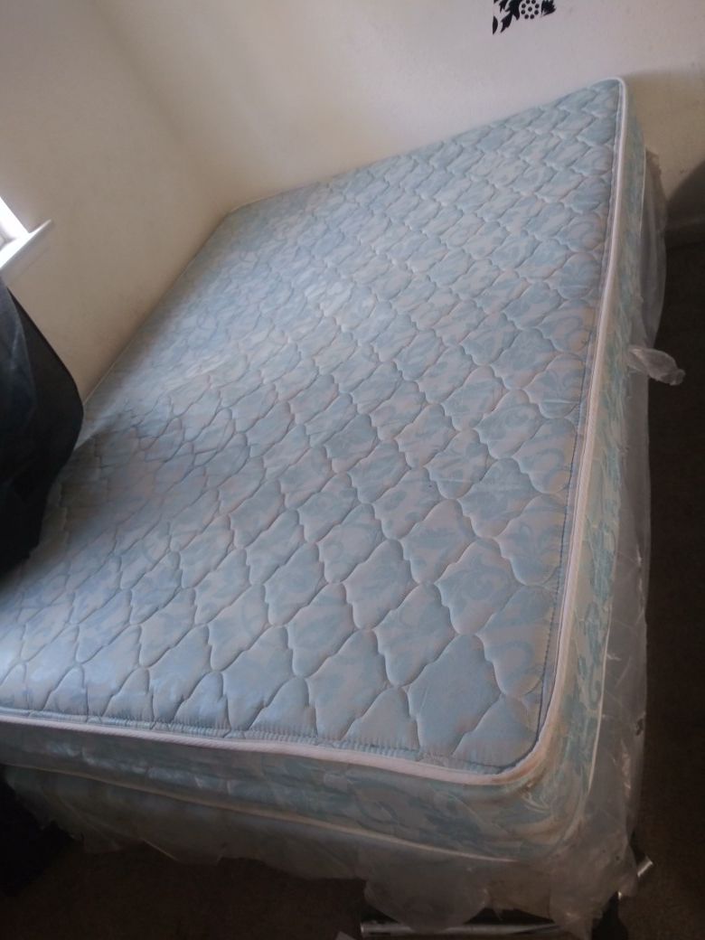 Queen size mattress box spring and rails