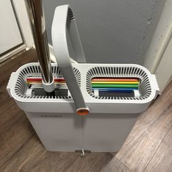 Flat mop with dual bucket