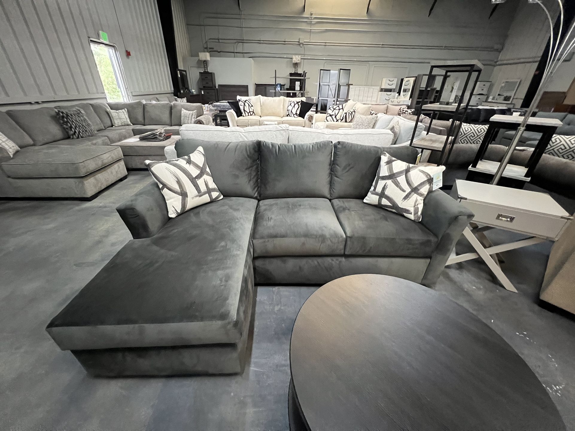 2pc Sectional w/ Reversible Chaise