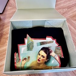 Taylor Swift Sweatshirt + CD