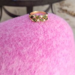 Vintage Cocktail Ring Uncas Mfg Faux Jade Rhinestones Size 8 Gold Tone

Uncas