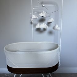 Excellent Condition Snoo Sleeper With All The Accessories 