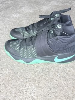Nike Kyrie 2 Basketball Sneakers