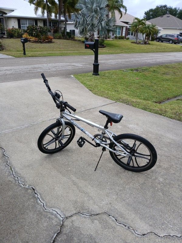 Mongoose 20 In. BMX Bikes Legion Mag Freestyle Bicycle for Boys