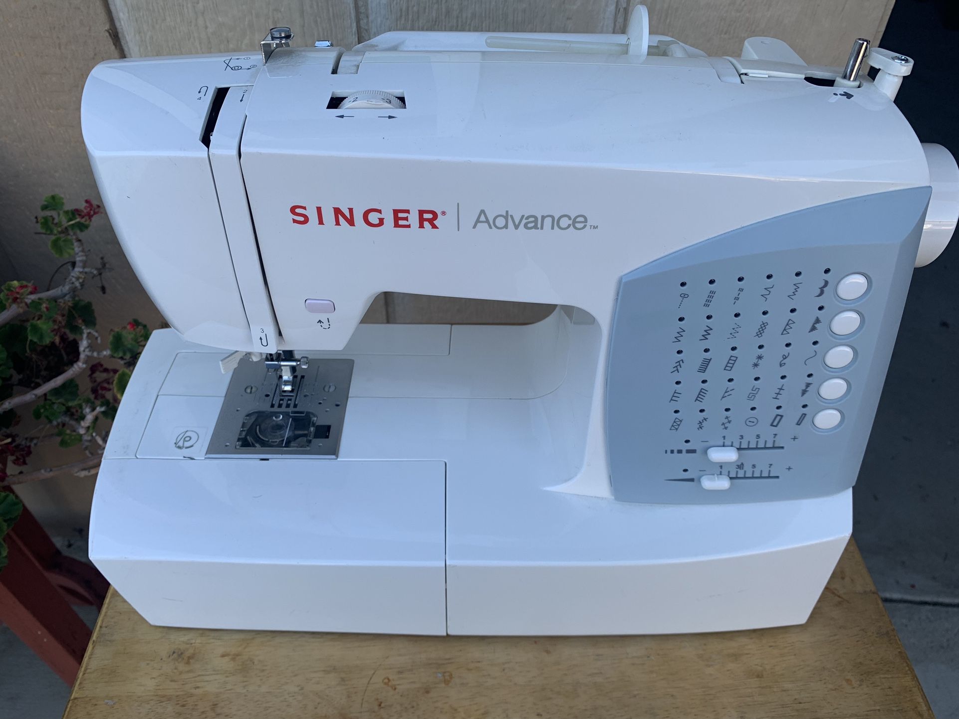 Pre-owned SINGER Advance 7422 Electronic Sewing Machine- Working W/ Foot Pedal