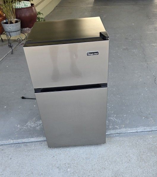 MAGIC CHEF MINI FRIG