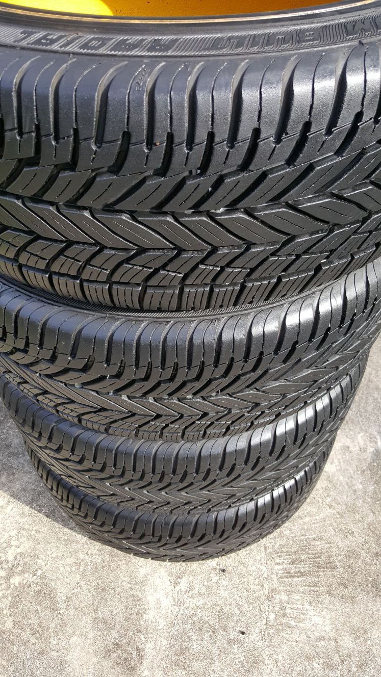 235/55/17 VOGUE WHITE WALL TIRES RARE 99% TREAD EXCELLENT