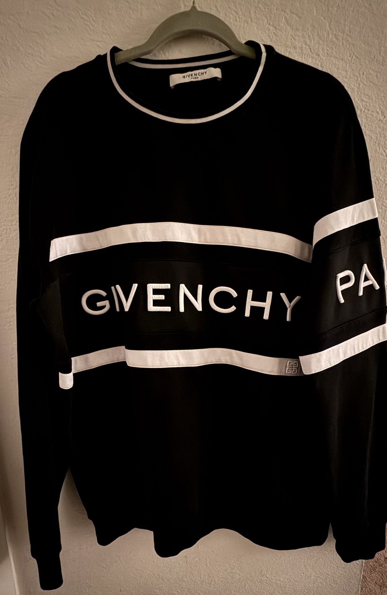 Men’s Givenchy Sweater Size XL Fits Like Large
