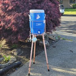 Igloo 5 gallon cooler and stand