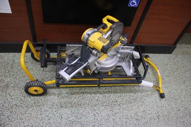 Dewalt 12” Sliding Miter Saw With Rolling Stand 