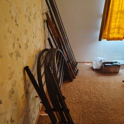 Bunk bed and two single (like new) mattresses
