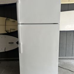 GE Excellently Working White Refrigerator Top Freezer