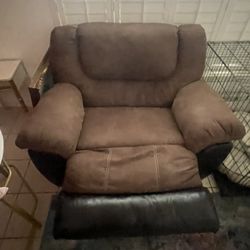 LARGE Recliner Like NEW (Trade For BBQ) 