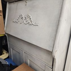 White Vintage Dresser /Cabinet 