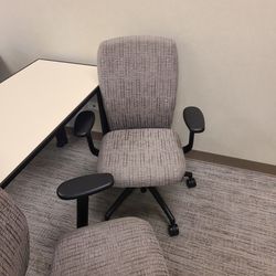 Like New Office Chairs On Wheels Adjustable 